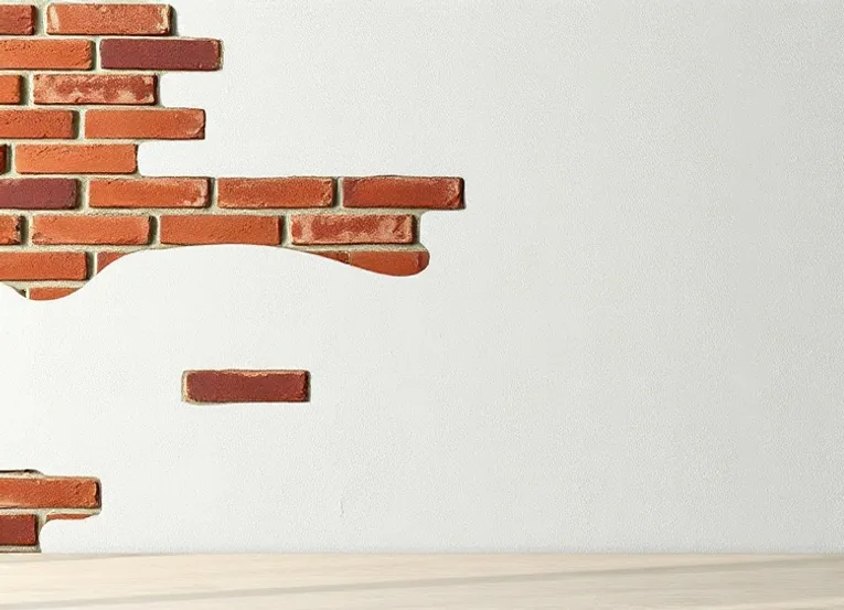 Application d'un enduit décoratif à la lisseuse sur un mur